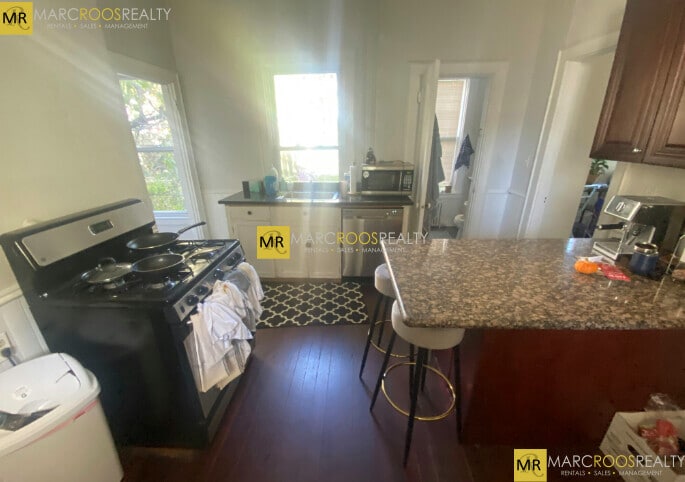 Building Photo - 70 Curtis St