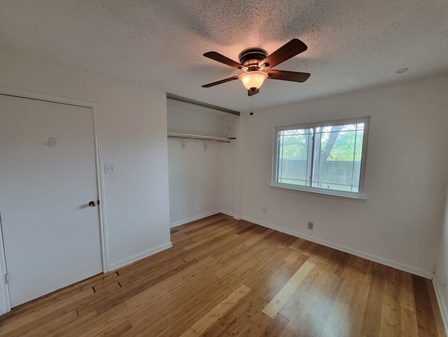 Building Photo - Gorgeous 2 beds 2 baths in San Antonio!