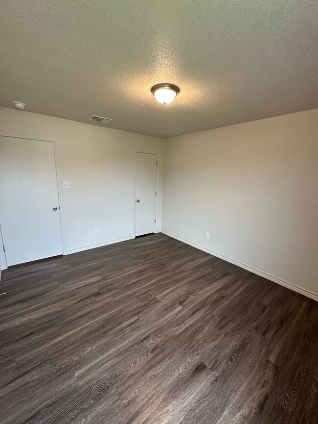 Building Photo - 3 Bedroom / 2 bathroom