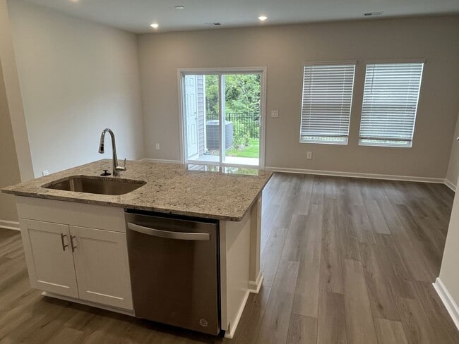Building Photo - Newer3 Bed townhome in Concord