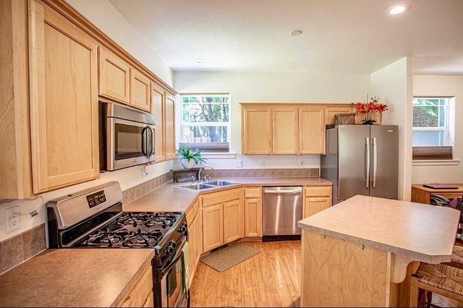 Building Photo - 547 SW Rock Creek Dr
