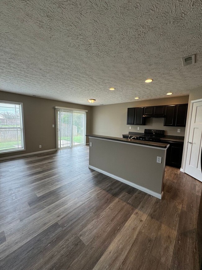 Building Photo - 3 Bedroom Single Family Home Available in ...