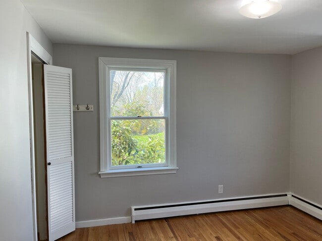 Building Photo - Three Bedroom Cape for Rent in Great Portland Neighborhood!