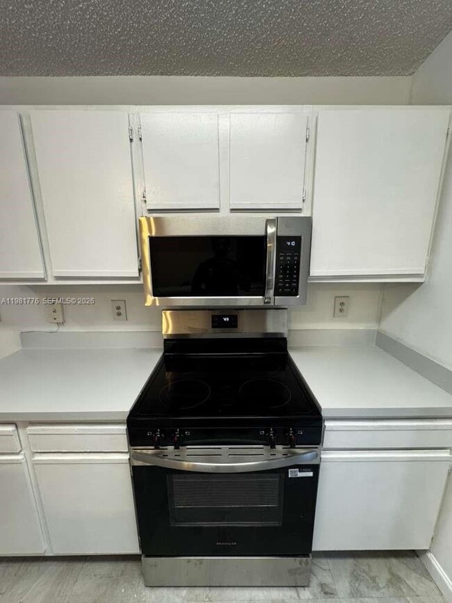 Building Photo - 9999 Summerbreeze Dr