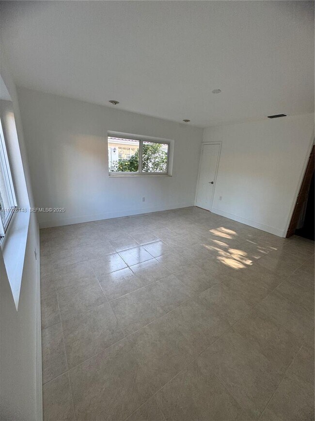 Building Photo - 3021 SW 2nd Ave