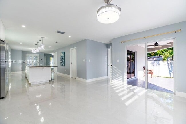 Building Photo - 3425 SW 69th Ave