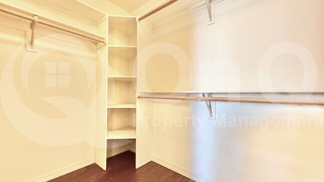 Building Photo - 822 W Earll Dr