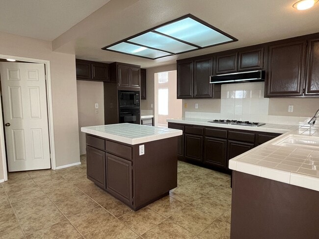 Building Photo - Large 4 bedroom home in Orangecrest for rent!