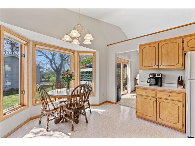 Building Photo - Stunning home located in the heart of Apple Valley *3 bed*2bath Available 10/1!