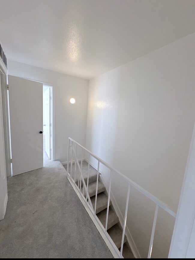 Building Photo - 5625 Antoine Dr