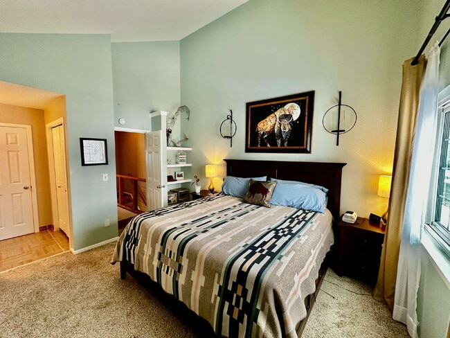 Building Photo - Available Now!  Wonderful 3-Bed Townhome Near Waneka Lake!