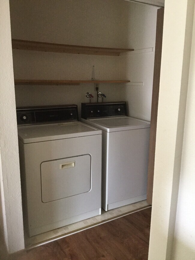 Building Photo - 3846 D Pl SE