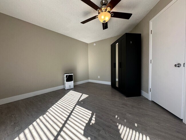 Building Photo - 2 Bedroom Upstairs Condo with Bonus Room Near UNLV!