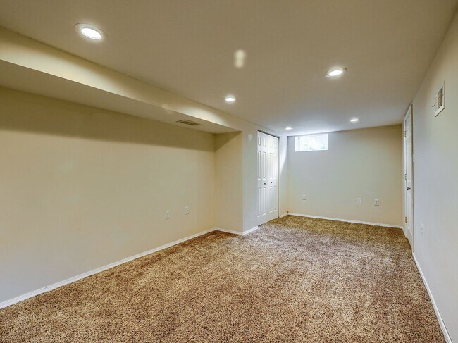 Building Photo - Adorable 2 Bedroom Single Family Home