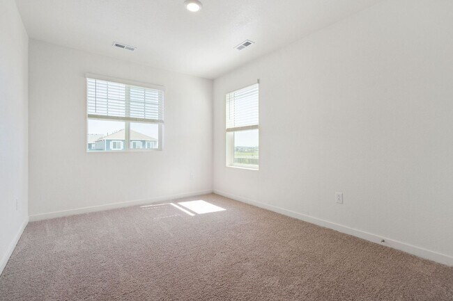 Building Photo - 3 bedroom, 2 1/2 bath home in Tailholt!