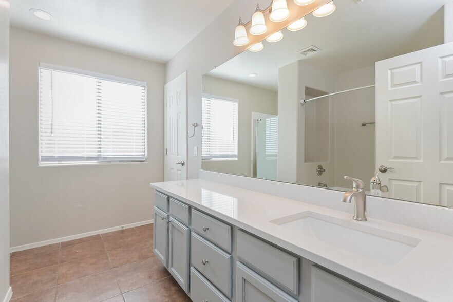 Building Photo - 7103 S Providence Dr