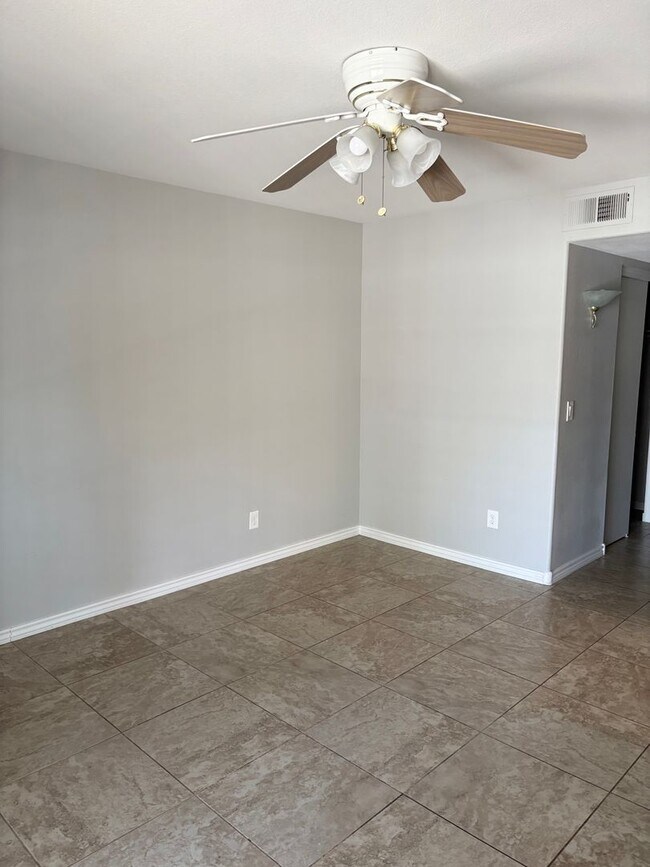 Building Photo - **WONDERFUL & SPACIOUS 3 BEDROOM/2.5 BATHROOM TOWNHOUSE IN CHANDLER (RAY & MCQUEEN)**