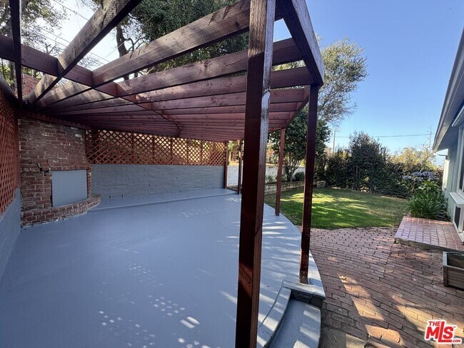 Building Photo - 676 Bienveneda Ave