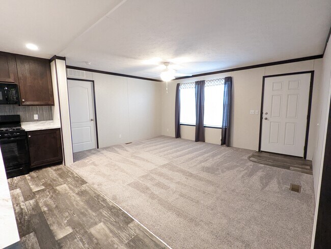 Building Photo - 177 Daisy Dr