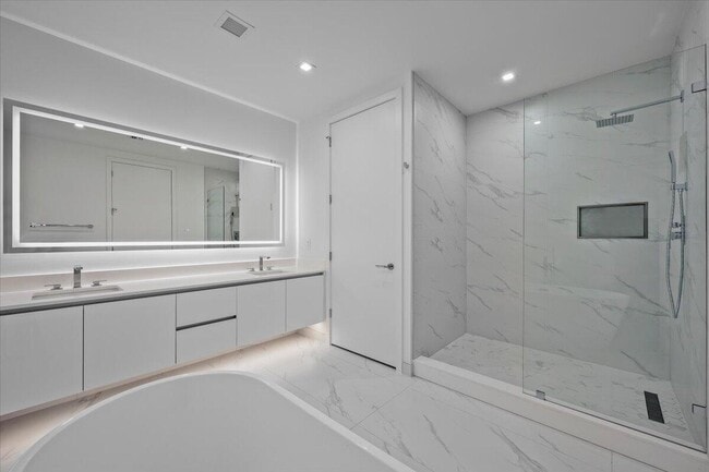 Building Photo - 220 Lake Shore Dr