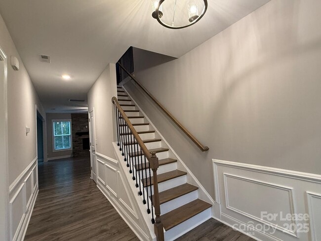 Building Photo - 121 Pine Eagle Dr