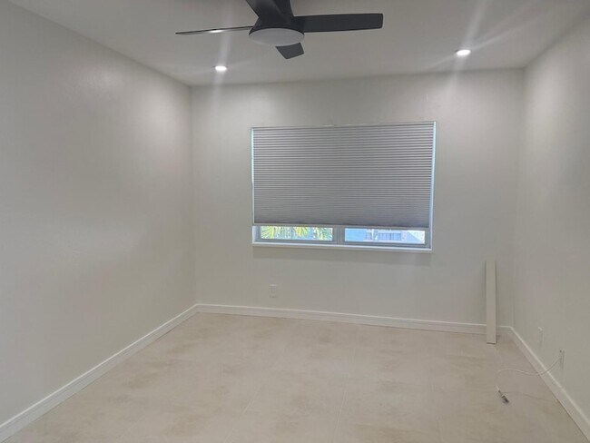 Building Photo - 2725 Middle River Dr