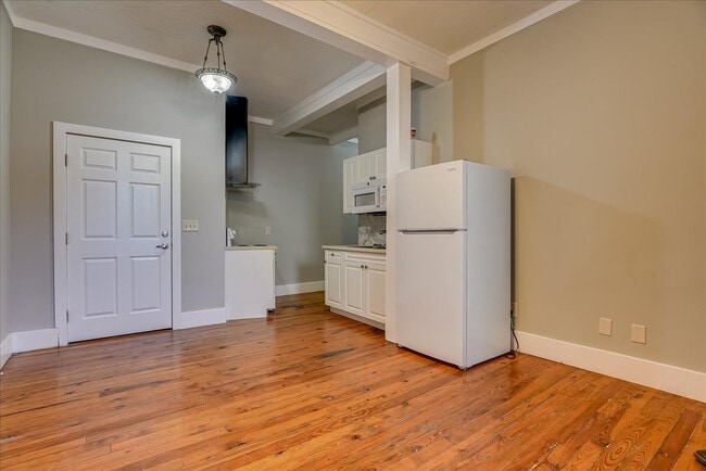 Building Photo - 828 Broad St