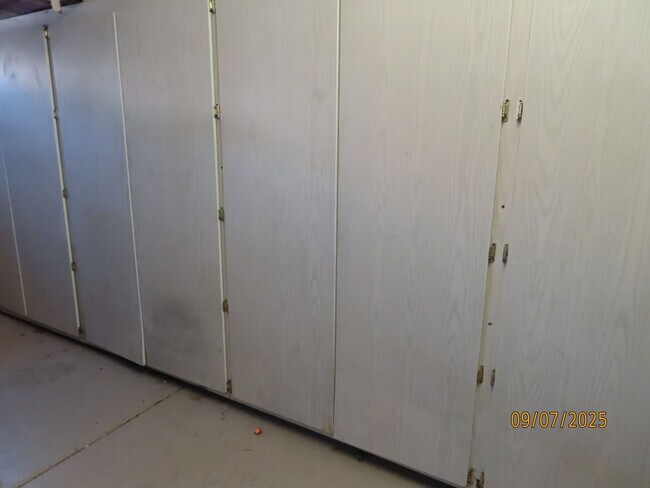 Building Photo - 4 Bedroom 2.5 Bath w/3 Car Garage in Super...