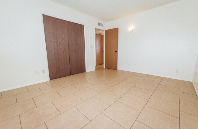 Building Photo - Charming Cul De Sac Home with Fireplace, Central A/C & Garage!