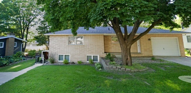 Building Photo - 211 1/2 Angie Dr