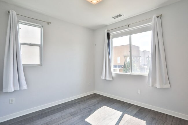 Building Photo - 3 bedroom 2.5 bath in Gated Community