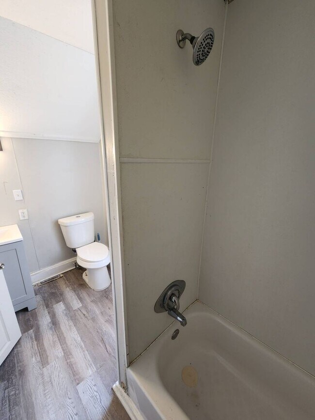 Building Photo - Charming 4-Bedroom Property in Prime Location (SECTION 8 VOUCHERS ACCEPTED)