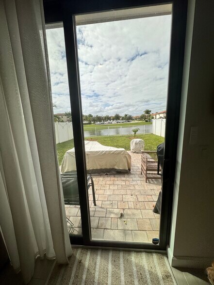 Building Photo - 1011 White Oak Ter