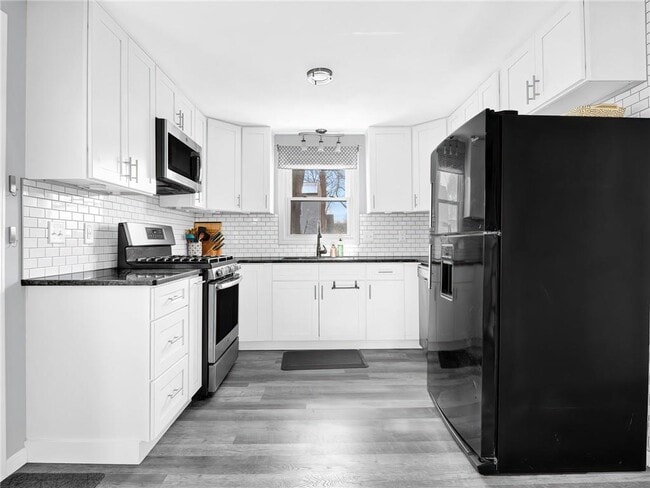 Building Photo - 32 Hamlin Ave