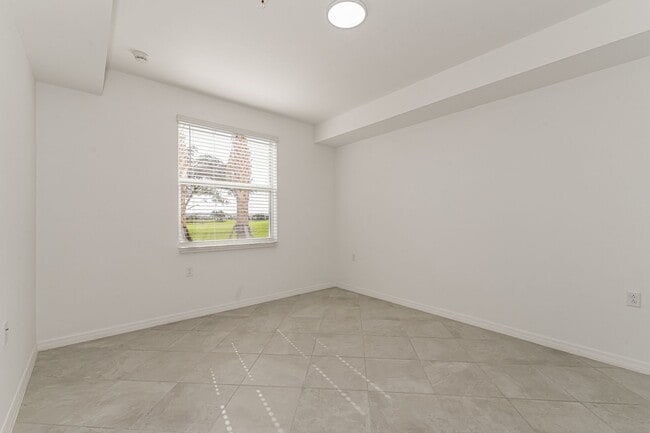 Building Photo - 2-bed 2-bath pet friendly condo with Golf membership at the National Golf!