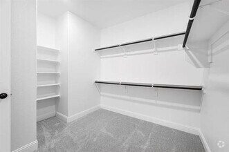 Building Photo - 1712 Goldenrod Dr