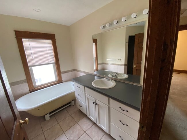 Building Photo - 3 Bedroom, 1.5 Bath Single Family Home Available Now!