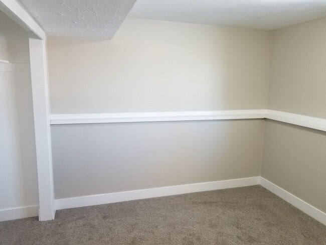 Building Photo - Spacious 5-Bedroom Magna Home with Deck and Ample Parking
