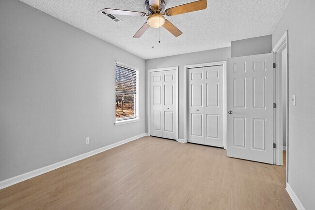 Building Photo - Modern 3-Bed, 2.5-Bath Apartment with Granite Kitchen & New Appliances!