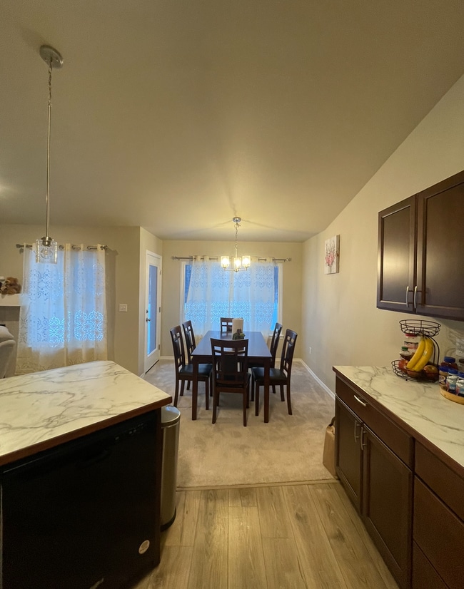 Building Photo - Spacious 3 bedroom/2 bathroom/2 car garage Ranch style home in Palmer with Soaring ceilings and m...