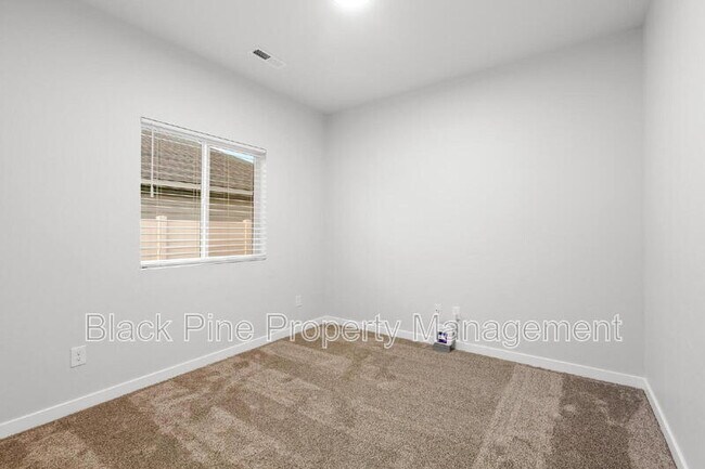 Building Photo - 895 N Aleppo Wy