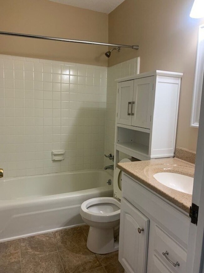 Building Photo - Large 3 Bedroom 2.5 Bath Townhome in Prime Location