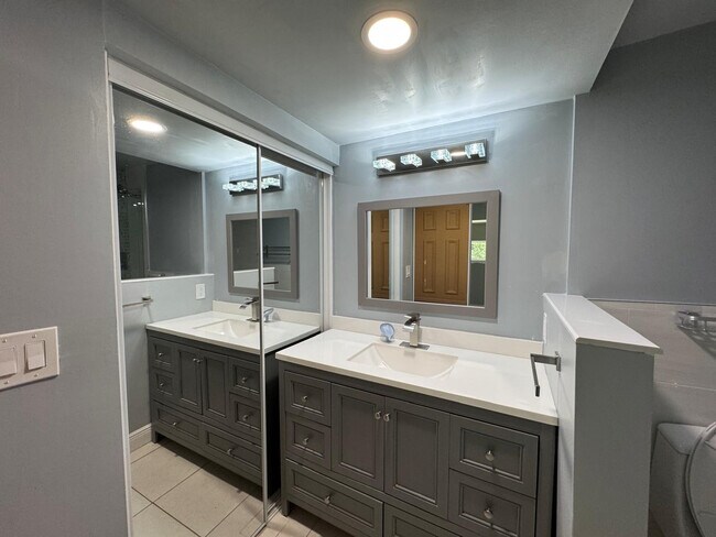 Building Photo - 7797 Golf Cir Dr