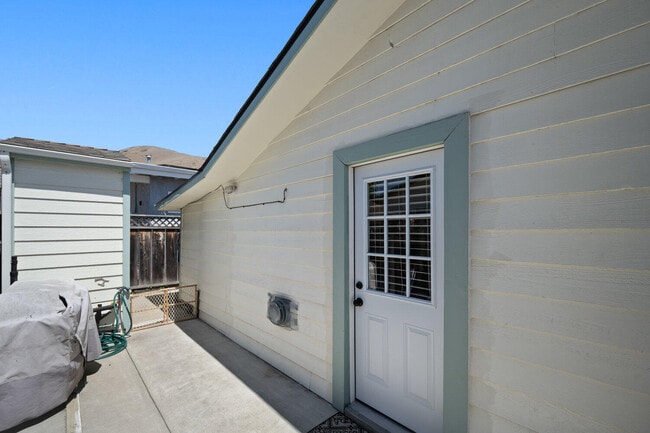 Building Photo - 381 Nevis St