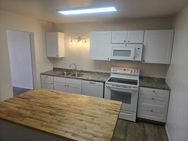 Building Photo - 409 River Rd