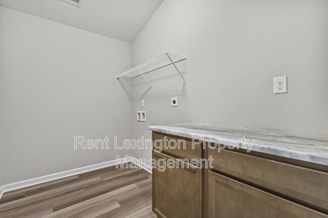 Building Photo - 220 Little Leaf Dr