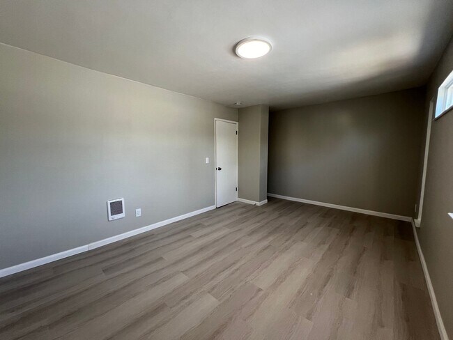 Building Photo - 2188 Luz Ave