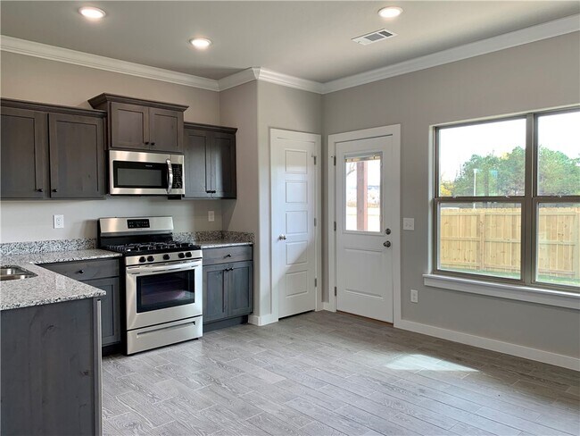 Building Photo - 402 Red Robin St