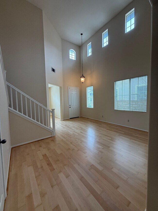 Building Photo - 2 story 4 bed, 3 bath home in Simi Valley