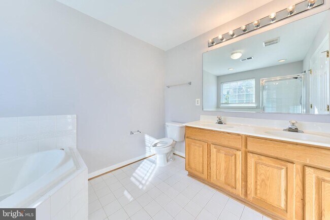 Building Photo - 685 Springhouse Square SE